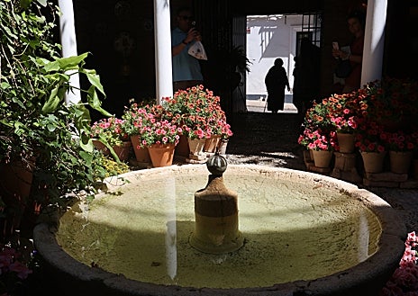 Imagen secundaria 1 - Un paseo por los patios de Córdoba cuando el calor aprieta en mayo es la mejor manera de comprobar que dentro de los viejos muros del Casco hay paraísos naturales y escuelas de vida para los sentidos. Pequeñas fuentes, muros tapizados de macetas y flores y sombras que ayudan a detener los rayos del sol como un muro defensivo a la intimidad y la pausa. Aún en verano, son refugio a la tiranía de los cuarenta y pico grados a la sombra.