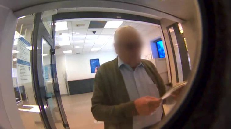 Tres detenidos en Barcelona por robar a ancianos en cajeros