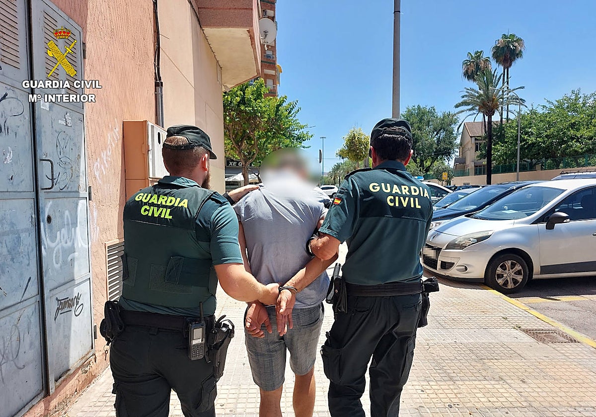 Imagen de la Guardia Civil llevándose esposado al detenido por violencia de género
