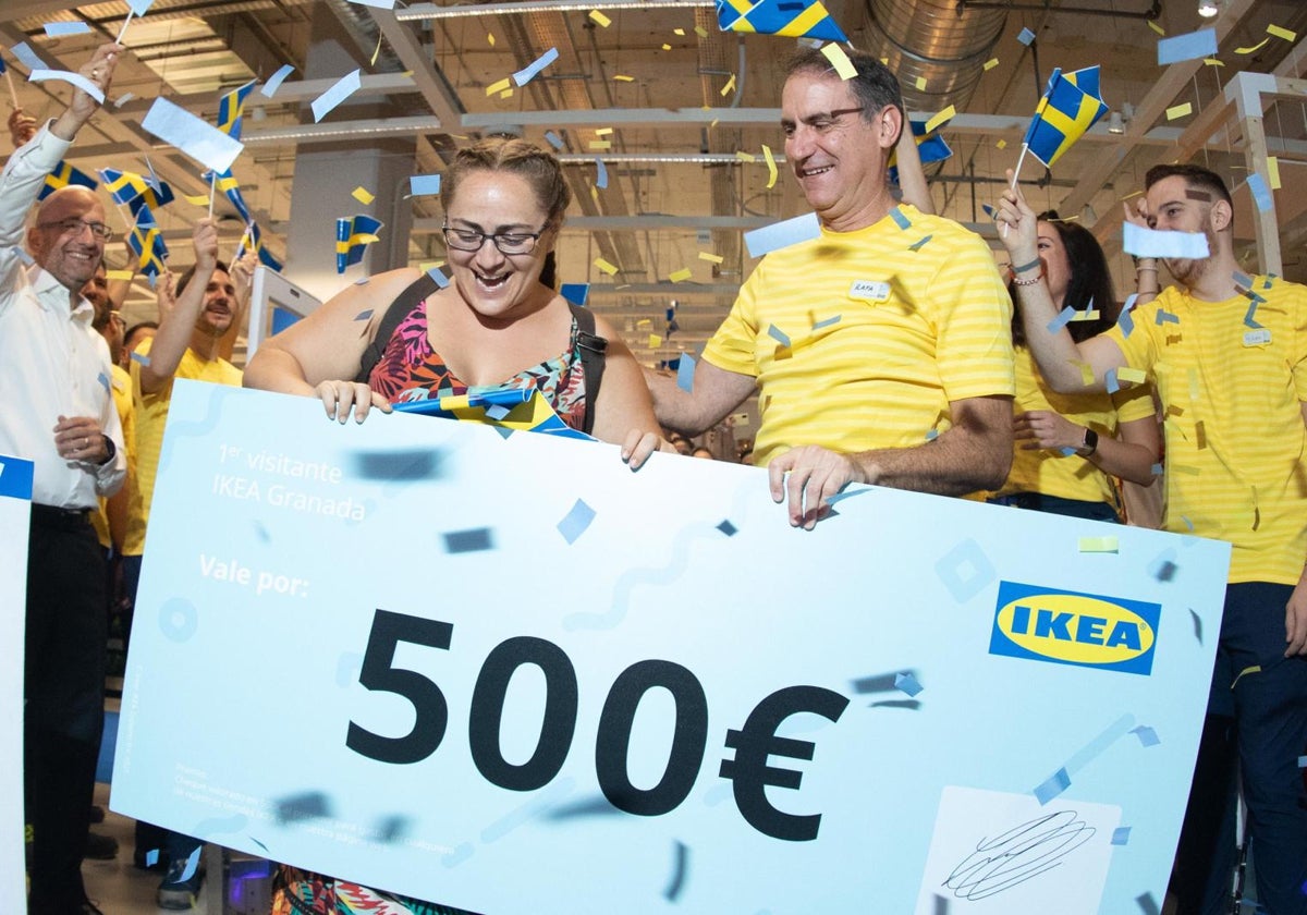 Vicky Fajardo, la primera clienta de la tienda de Ikea en Granada, recibe un cheque regalo por parte de la firma sueca.