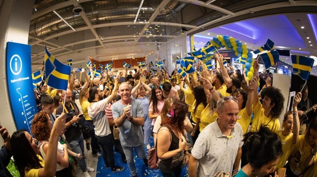 El público entra, en un ambiente de euforia. una vez abiertas oficialmente las puertas.