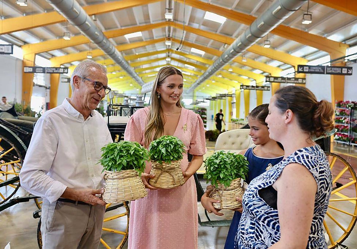 Imagen del concejal Santiago Ballester en una visita a los campos de clavellones