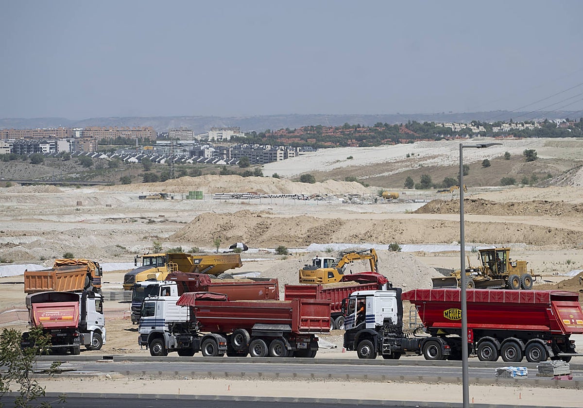 Máquinas y operarios en los terrenos de Los Berrocales