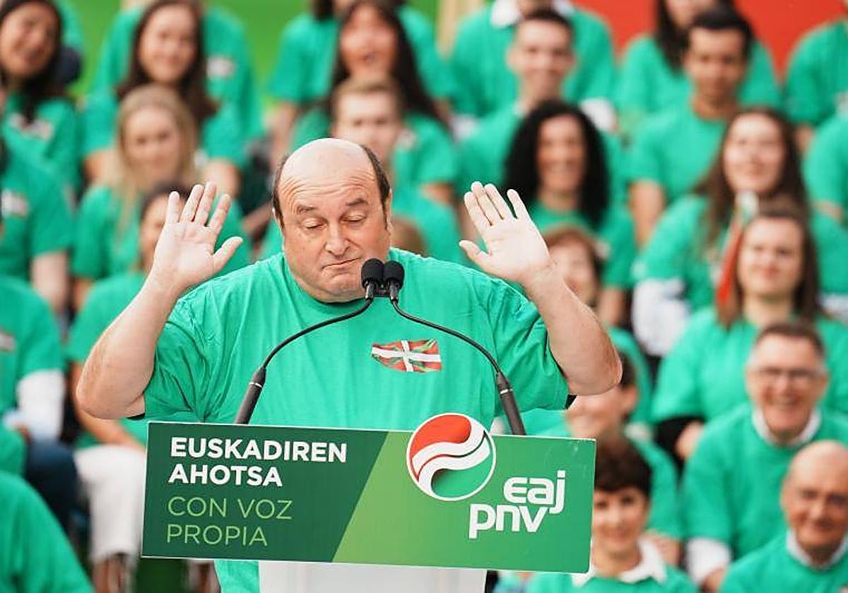 El presidente del EBB de EAJ-PNV, Andoni Ortuzar, durante el acto de cierre de campaña del PNV