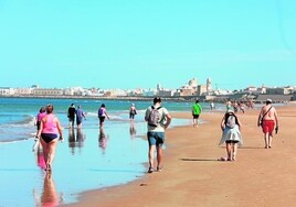 La Junta pone autobuses para llevar a la playa a los vecinos de 100 pueblos del interior de Andalucía