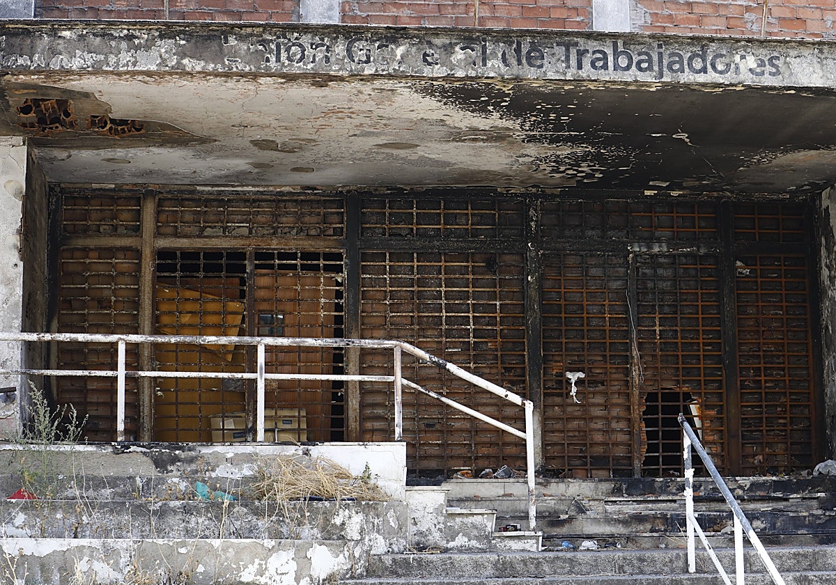 Detalle de la entrada a la vieja sede de UGT en el Sector Sur con los restos del incendio de 2022