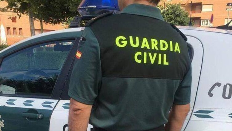 La Guardia Civil salva la vida a un niño de dos años que se estaba ahogando por comer chucherías