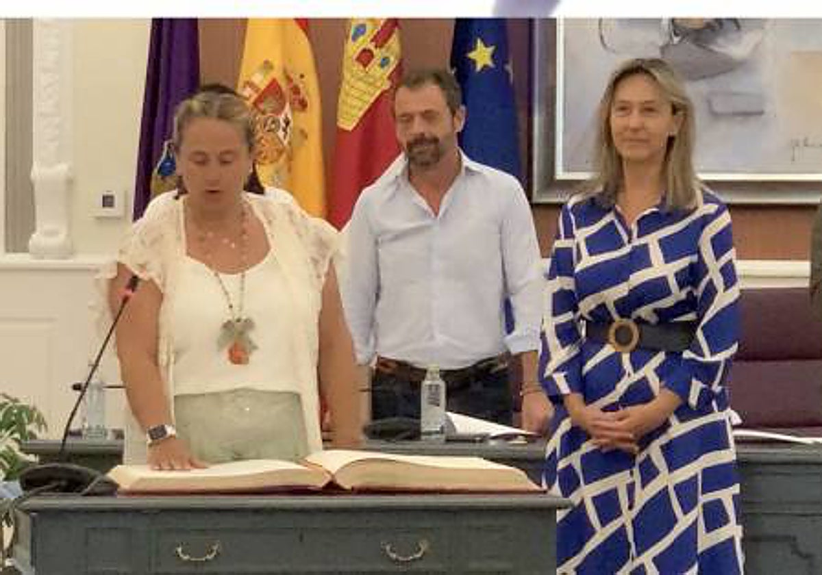 Eva Henche, Javier Toquero y Ana Guarinos, en la toma de posesión de la nueva concejala de Vox