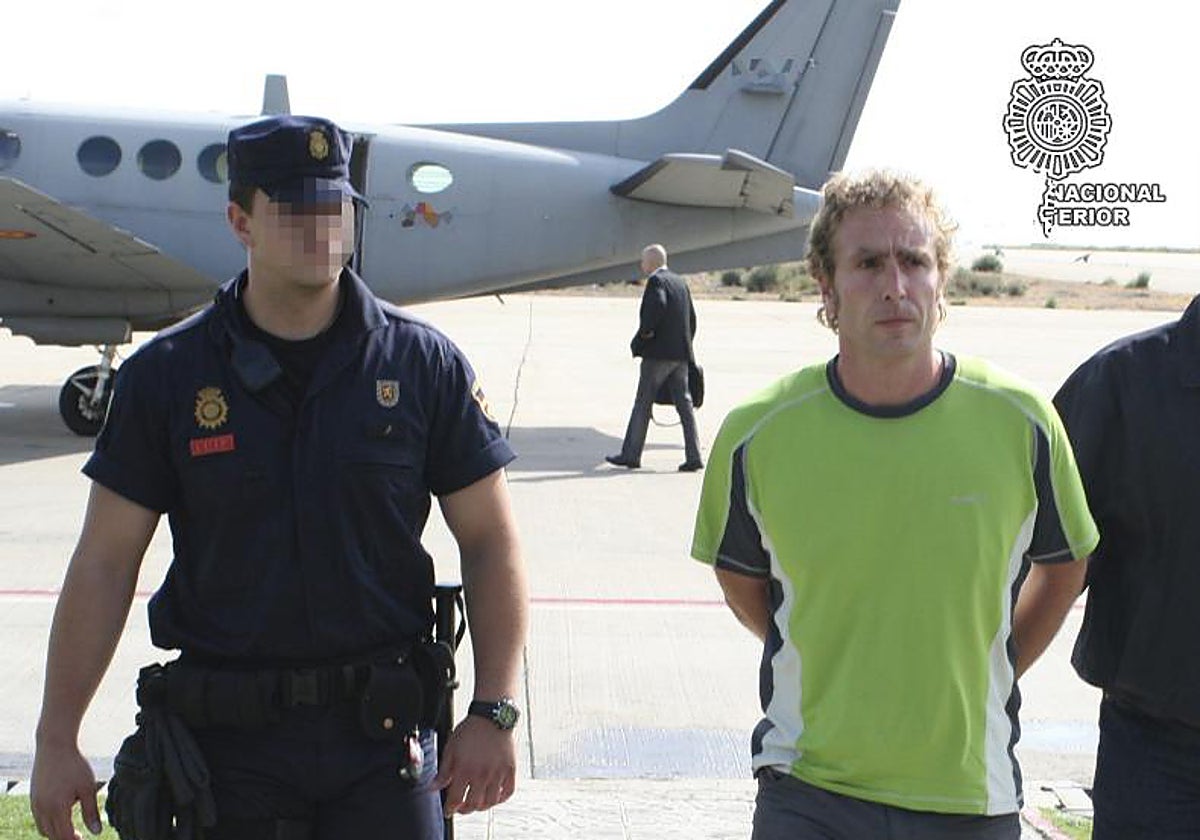 La Policía Nacional en el traslado del etarra Mikel Otegui, detenido el 22 de febrero de 2003 en territorio francés, a su llegada a Madrid