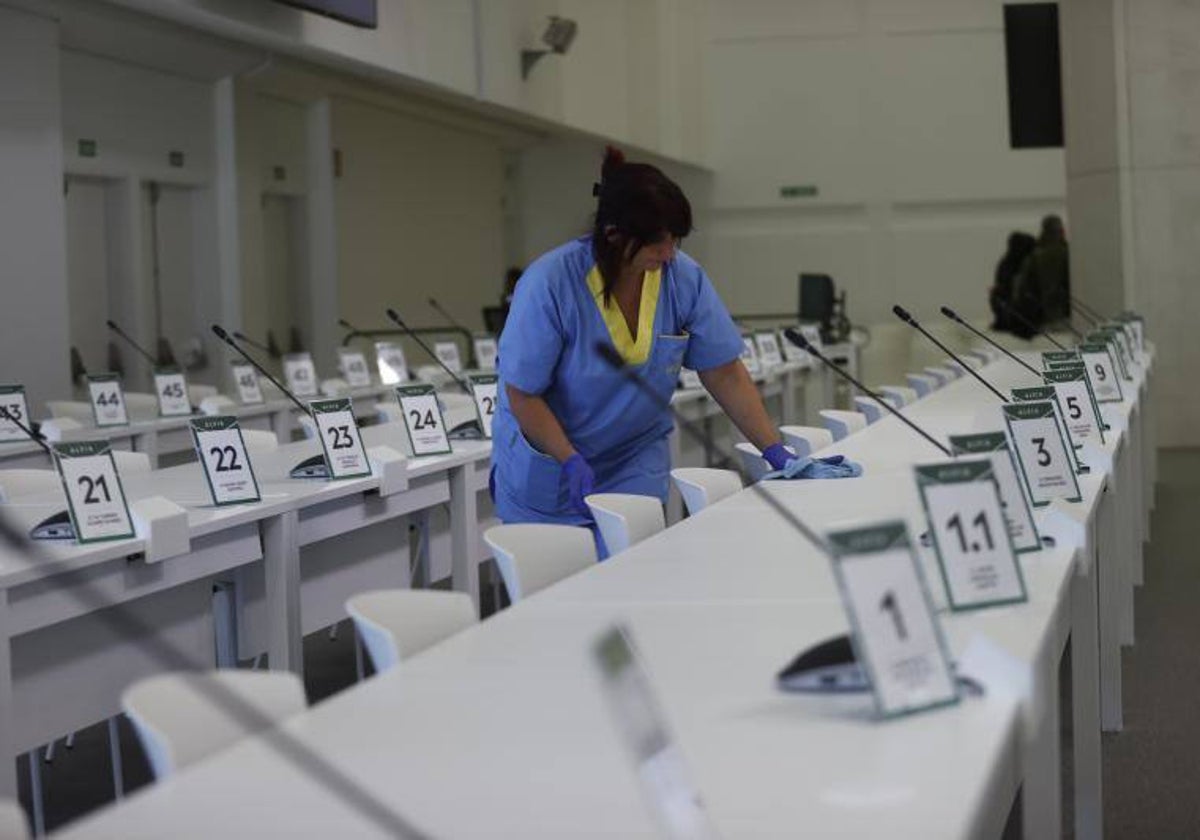 Una trabajadora limpiaba las mesas de la sala de vistas instalada en la Cidade da Cultura de Santiago, antes de la primera sesión del juicio, en otubre