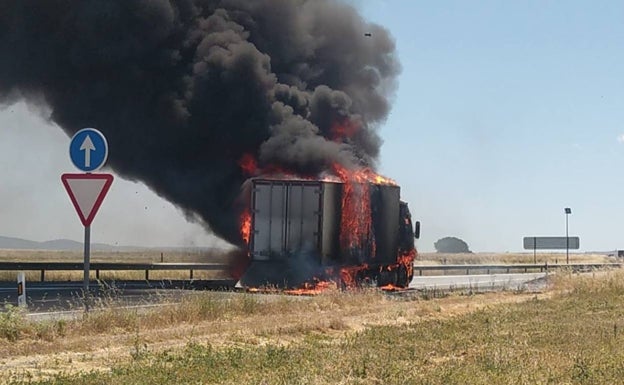 Camión incendiado a la altura de Blascosancho (Ávila)