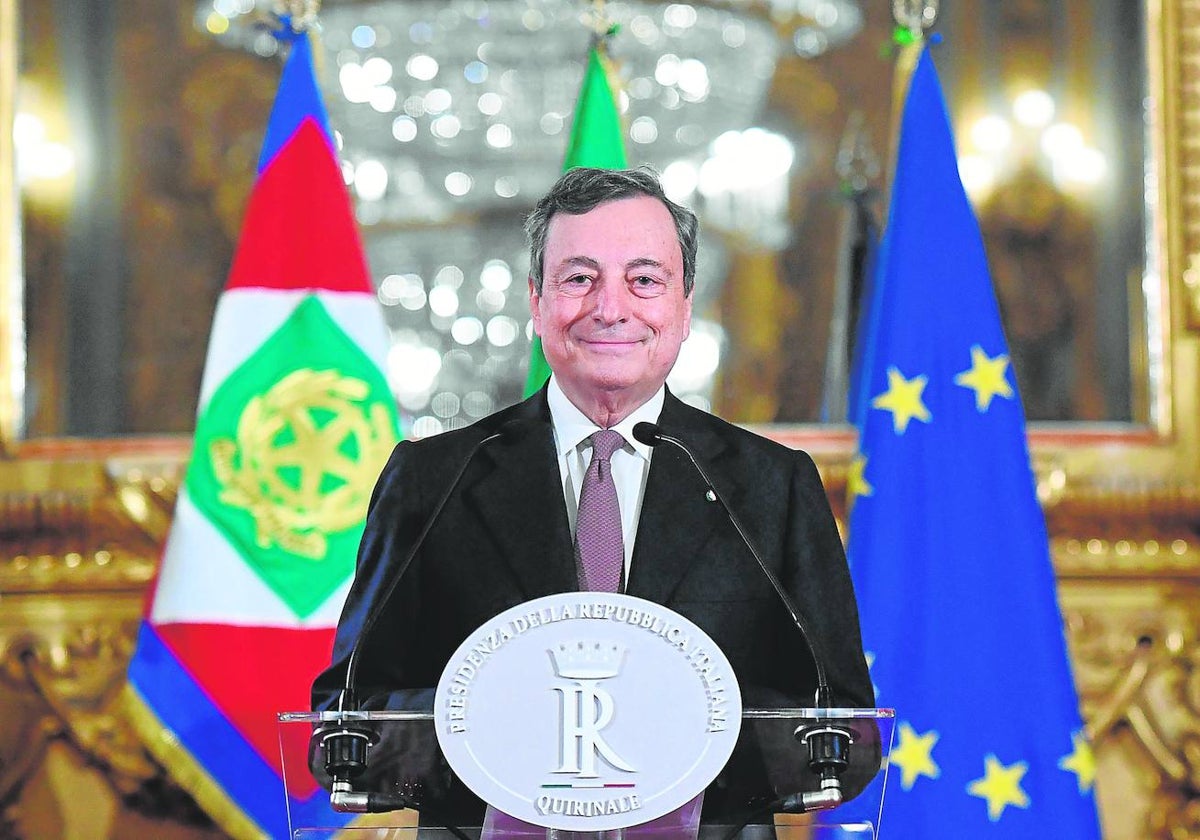 El exprimer ministro italiano Mario Draghi anunciando su equipo de ministros en febrero de 2021, tras aceptar encabezar el gobierno