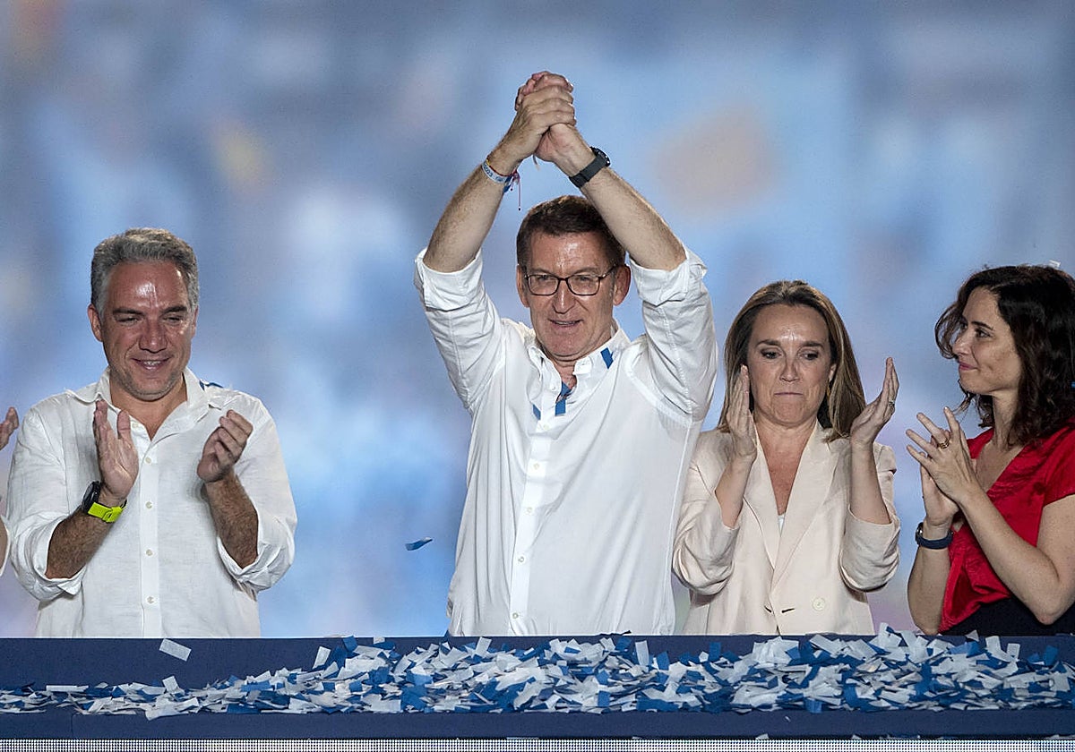 Alberto Núñez Feijóo junto a Cuca Gamarra e Isabel Díaz Ayuso tras conocer el resultado del 23J