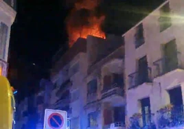 Espectacular incendio en Lucena que casi calcina un ático del Centro