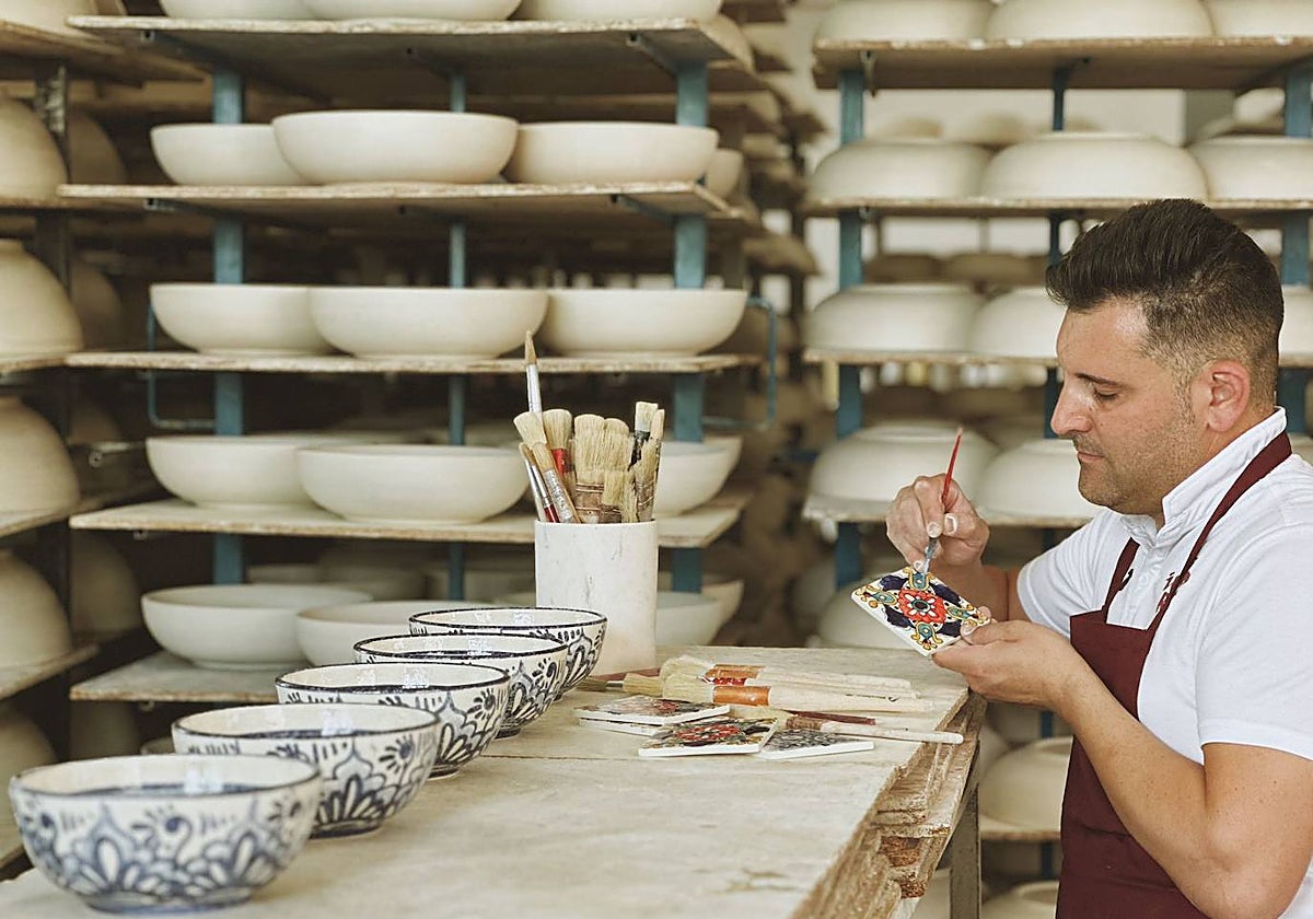 Iván Ros pinta alguna de sus creaciones en su taller