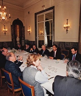 Imagen secundaria 2 - El Grupo Crónica, con los Reyes Don Juan Carlos y Doña Sofía o con el expresidente de la Generalitat Jordi Pujol. Abajo, Cernuda, Dávila, Barriga y Casado, durante su encuentro con ABC 