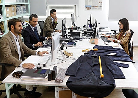 Imagen secundaria 1 - Silbon nació en 2009 de la mano de un grupo de jóvenes apasionados de la ropa y el tenis. Lo hizo en el piso de la abuela de su actual CEO y cofundador, Pablo López, donde montaron el primer 'showroom' de chaquetas con aires vintage. En estos 14 años, la firma cordobesa explica sus claves de éxito en las escuelas de negocio. En 2021 abrió su primera tienda en París. Ahora mira a México.