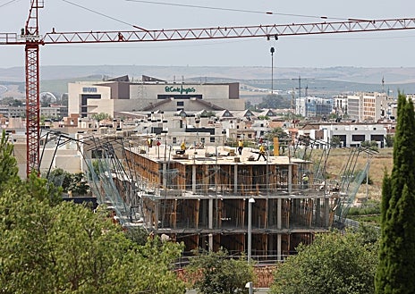 Imagen secundaria 1 - Aunque las nuevas promociones se concentran en la zona de Poniente (Huerta de Santa Isabel o Arruzafa), donde apenas se suba el terreno se puede contemplar un horizonte repleto de obra residencial, hay otros puntos de la ciudad donde también se están ocupando los suelos previstos en el PGOU. Es el caso de áreas del polígono Chinales (Tribeca) y el entorno de Virgen de las Angustias.