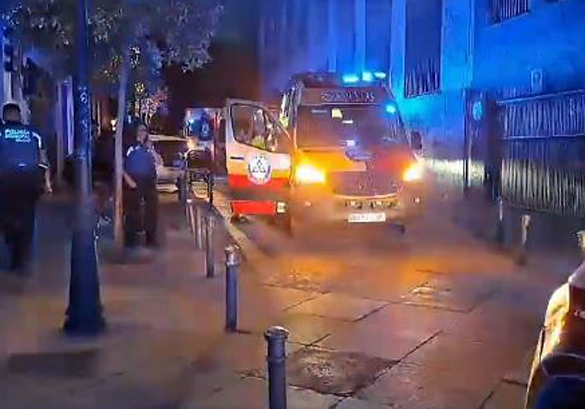 Los sanitarios trabajan en el lugar del suceso