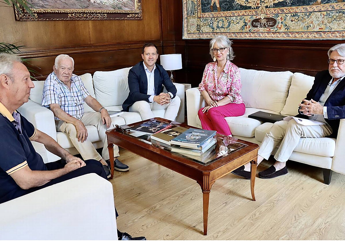 Carlos Velázquez con el presidente de la Fundación, Mariano San Félix; el vicepresidente, José María González Cabezas; el secretario, Fernando del Alisal y María López Linares, miembro del comité directivo