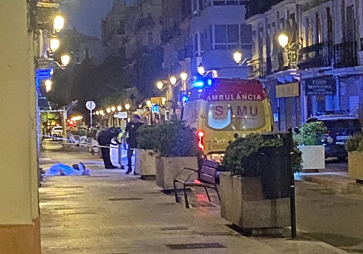 Imagen de la intervención del SAMU y la Policía Nacional en la calle Cuba de Valencia