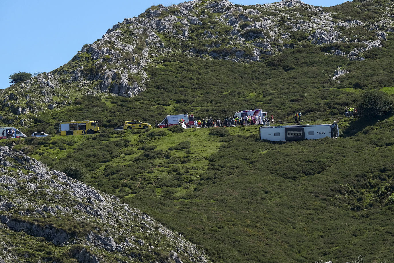 Imagen general del accidente en la subida a los Lagos de Covadonga este lunes