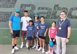 Carlos Alcaraz comparte su triunfo en Wimbledon con los alumnos de un campus intensivo de tenis en Murcia