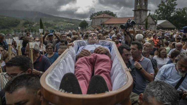 El desafío de un pueblo gallego a su párroco: vuelven a meterse en ataúdes para honrar a su santa