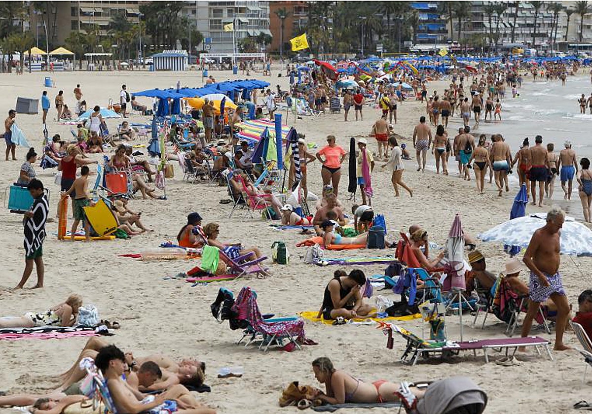 Turistas en la playa de Levante de Benidorm
