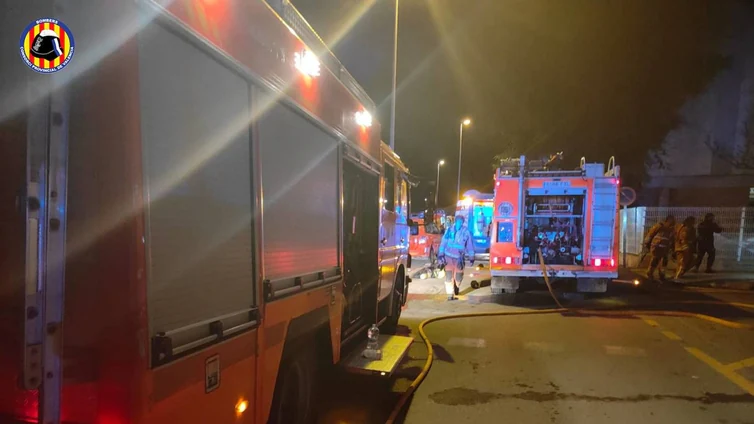 El incendio de un camión obliga a cortar la A-3 sentido Valencia a la altura de Siete Aguas