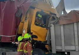 Muere un conductor en un choque de camiones en la A-7 a la altura de la localidad valenciana de Ribarroja de Turia