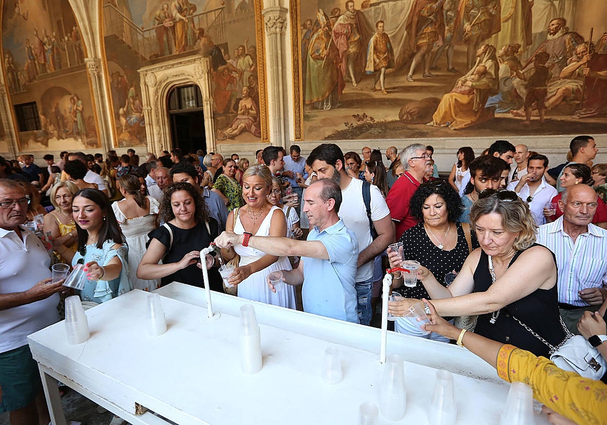 El año pasado los fieles bebieron en vasos desechables