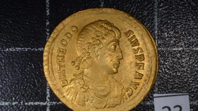 Restauran 53 monedas de oro romanas irreconocibles por los posos marinos con ultrasonidos y rayos X en Jávea