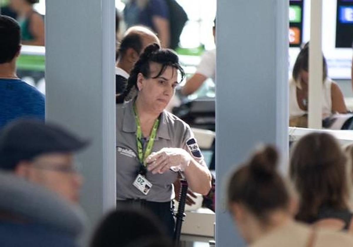 Una vigilante de seguridad del Aeropuerto de El Prat.