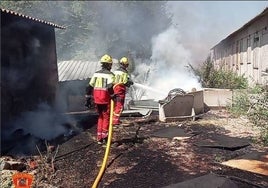 Trasladan al hospital a una mujer de 62 años tras inhalar humo en un incendio en San Bartolomé de las Abiertas