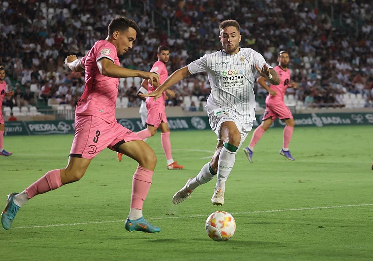 Casas lucha por el balón con un rival en El Arcángel