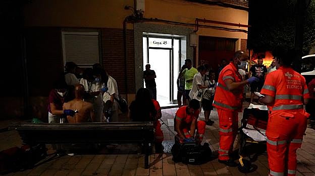 Los sanitarios atienden a los heridos tras la explosión de un eficio de Valladolid
