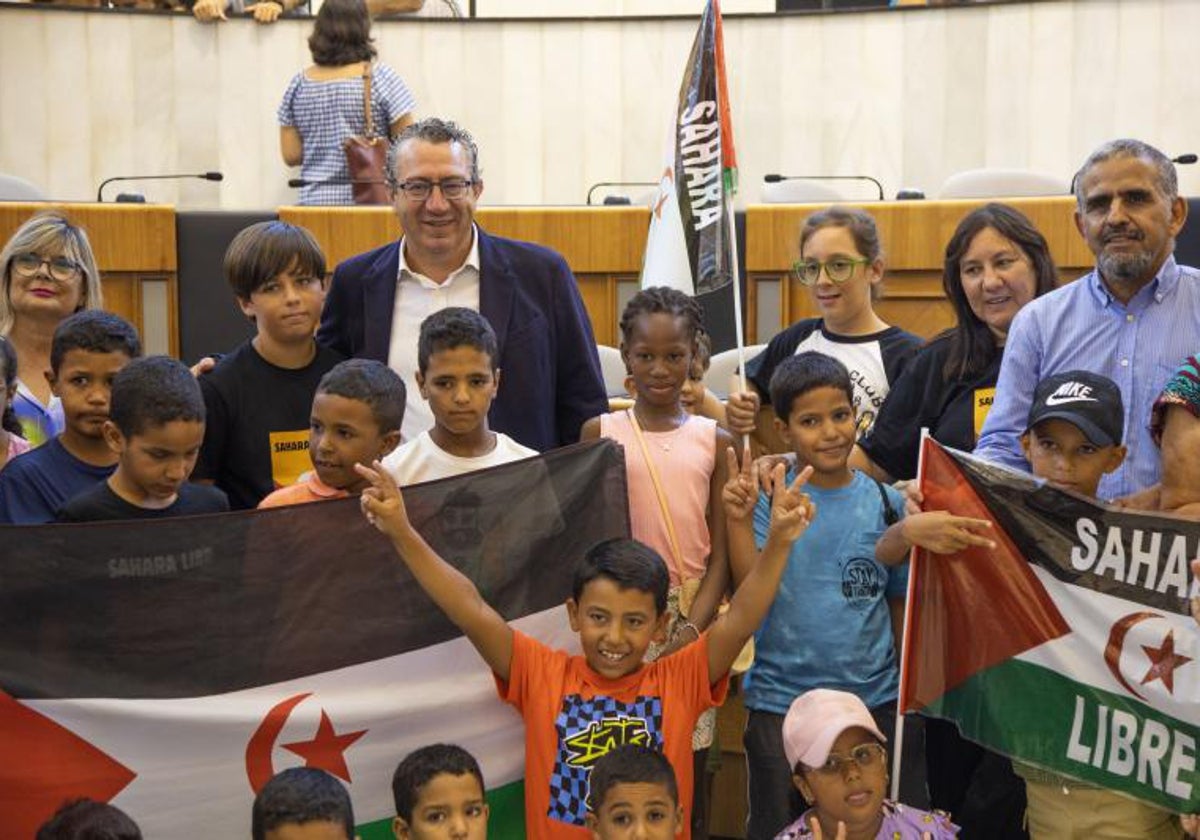 Toni Pérez y la diputada provincial Loreto Serrano, junto a los menores saharauis participantes en el programa