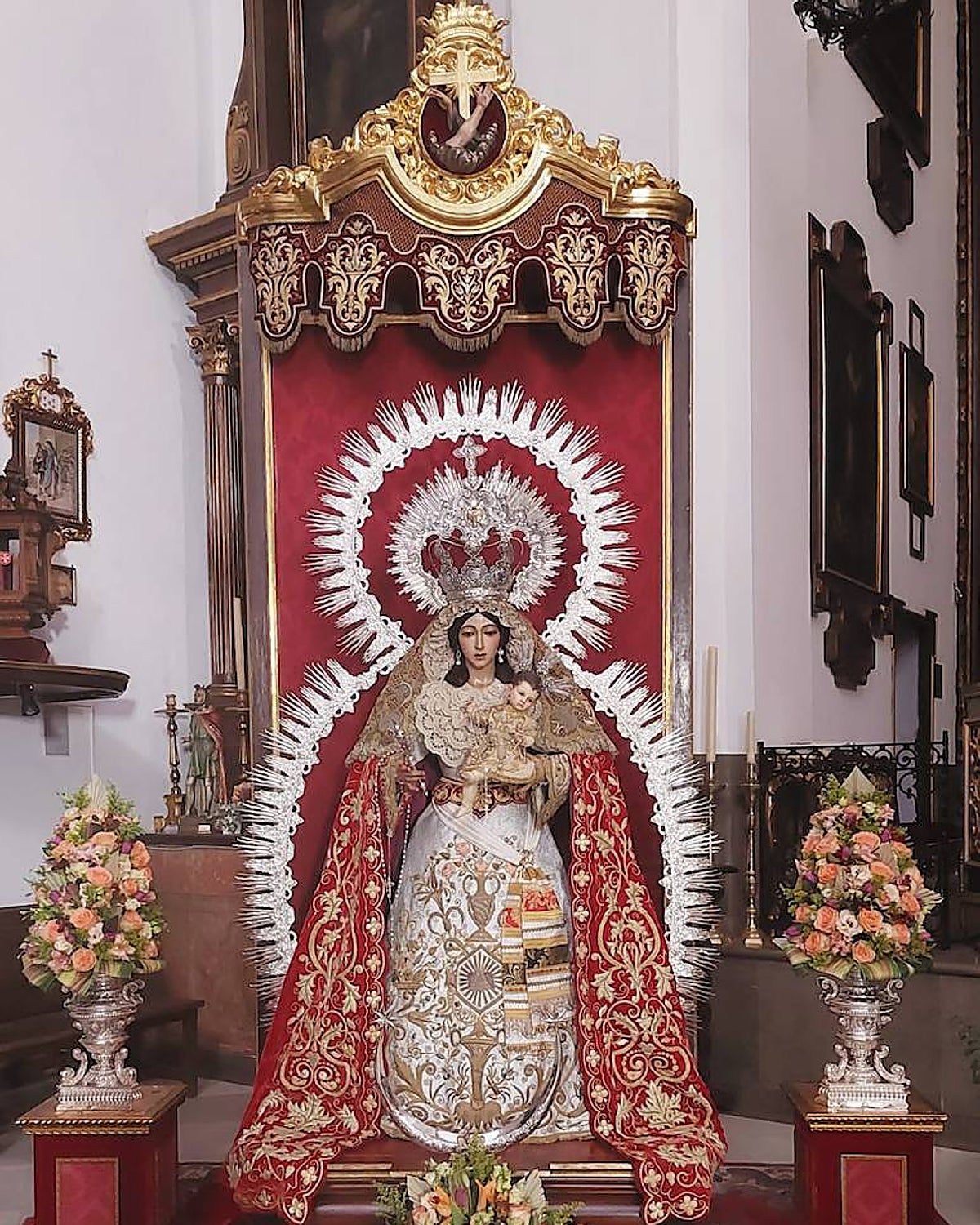 La Virgen de los Ángeles, a los pies del altar mayor de su templo
