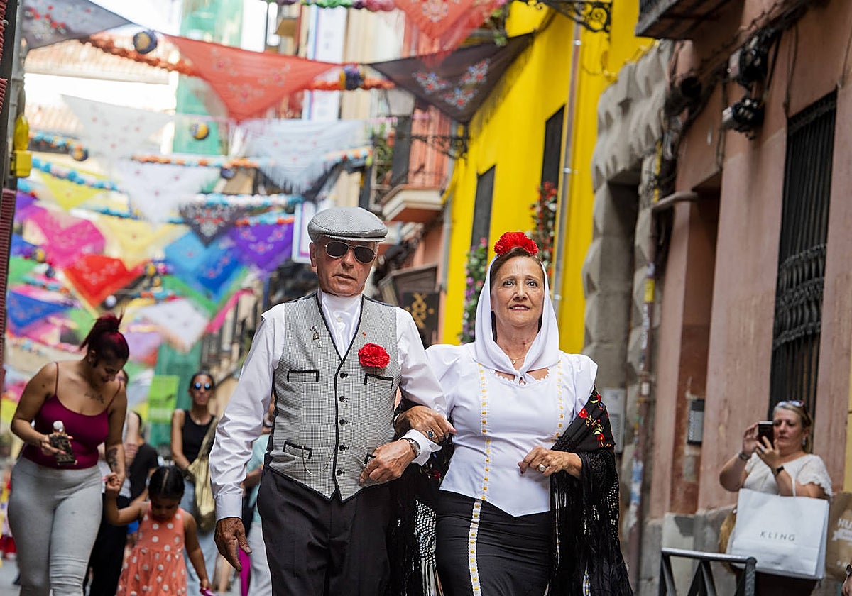 Una pareja de chulapos, el año pasado, en las fiestas de San Cayetano