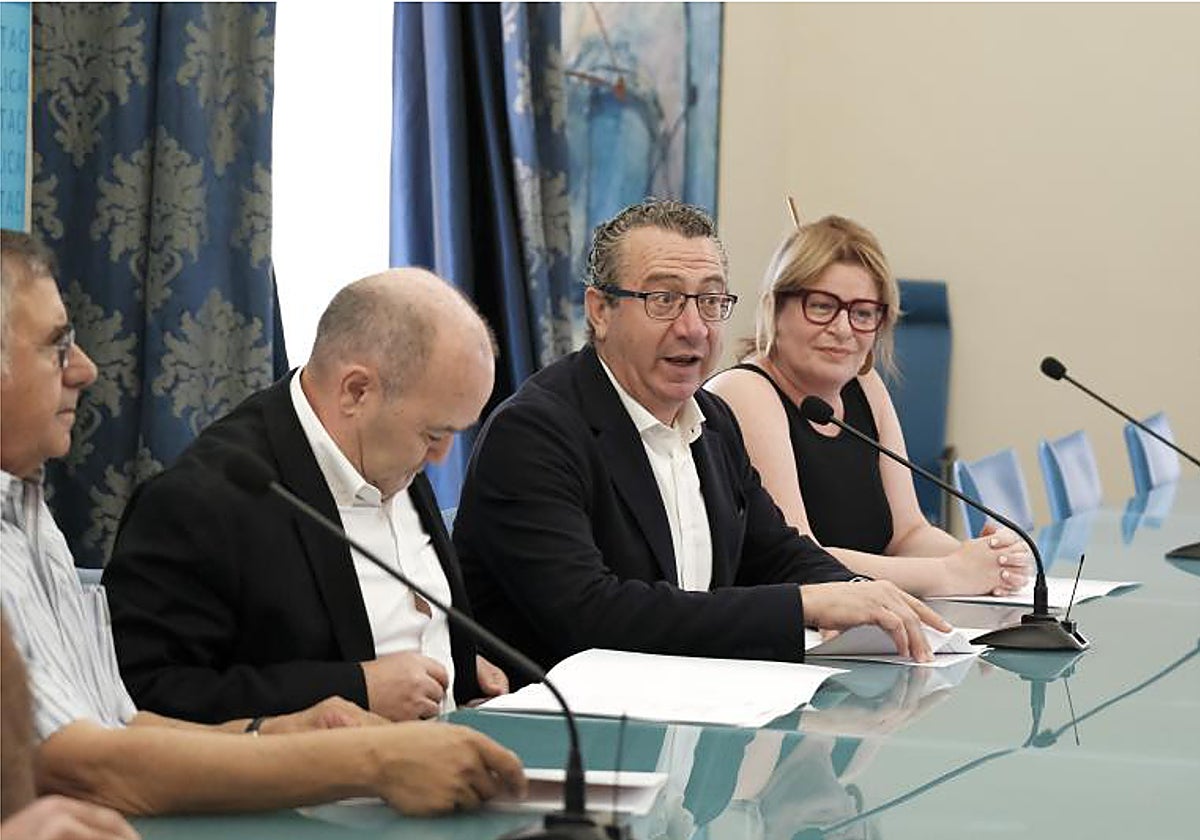 El presidente de la Diputación de Alicante, Toni Pérez, entre la vicepresidenta, Ana Serna, y el catedrático Joaquín Melgarejo.
