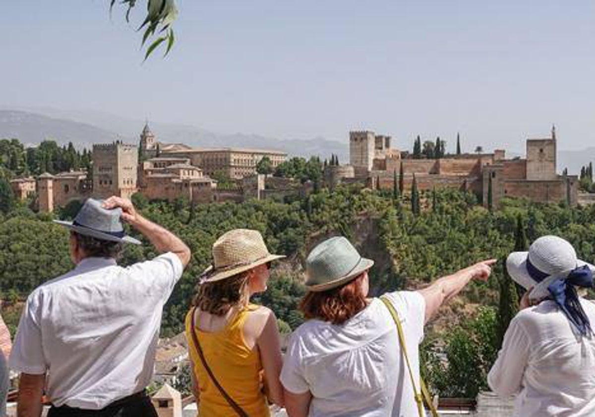 Turistas en el celebérrimo mirador de San Nicolás, en Granada.