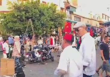 Sánchez pasea por las calles de Marrakech durante sus vacaciones en Marruecos