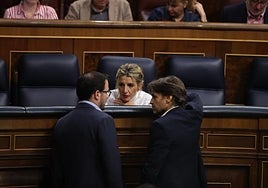 Yolanda Díaz corteja a Puigdemont con llevar el catalán al Congreso