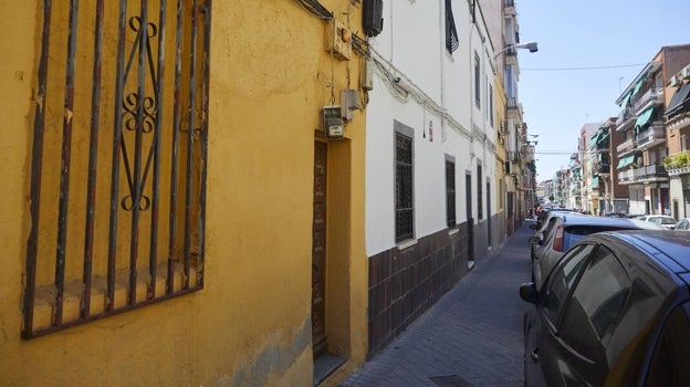 Algunas de las fachadas tapiadas en la calle Peña de la Atalaya, en Puente de Vallecas
