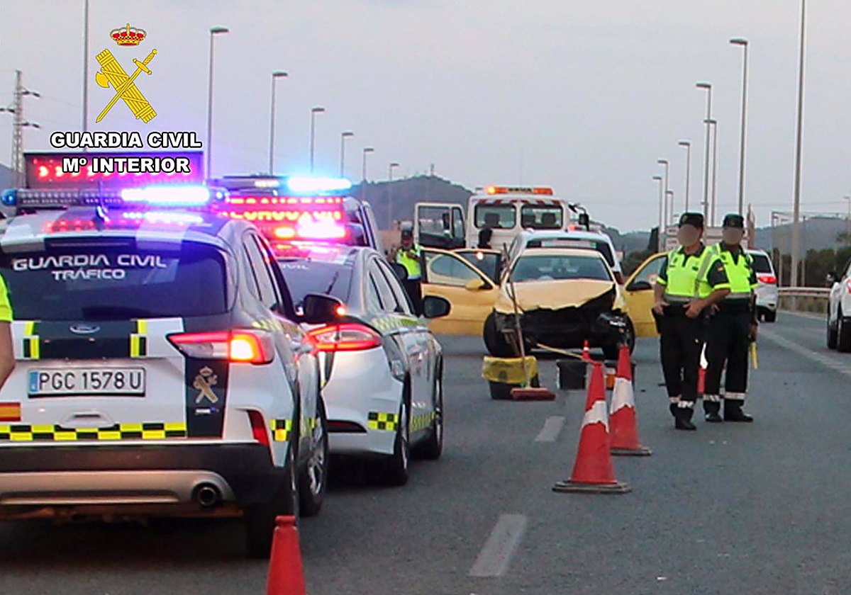 Agentes de la Guardia Civil, en el lugar del siniestro
