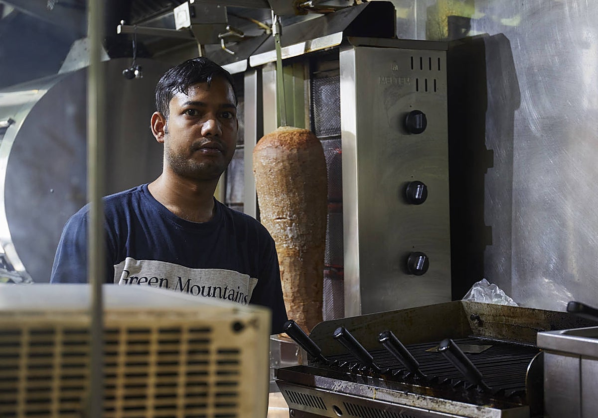 Abdullah, compañero de Ali, atendía esta mañana el kebab Asia Estambul