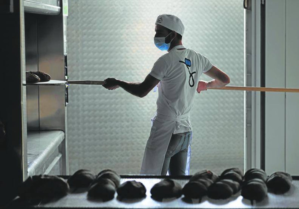 Un trabajador en una panadería de La Coruña