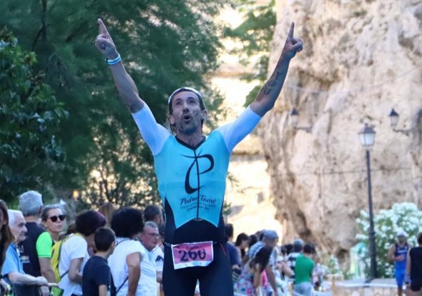 El triatleta de 54 años Pedro Tomé vuelve a la competición con victoria 14 meses después de un infarto