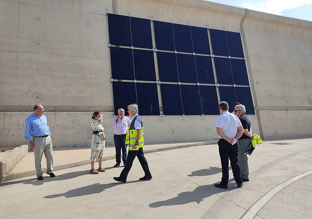 Imagen de la visita a la prueba piloto de la instalación vertical de placas solares en el Puerto de Valencia
